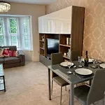 Modern 2 Bed Flat W Parking, Dog Friendly, Central