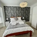 Modern 2 Bed Flat W Parking, Dog Friendly, Central
