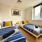 Stunning Panoramic Sea View Beach Location - Sleeps Up To 4 People - Free Parking - The Best Beach! - Great Location - Fast Wifi - Smart Tv - Newly Decorated - Sleeps Up To 4! Close To Bournemouth & Poole Town Centre & Sandbanks