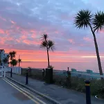 The Smaller New Refurbished Ensuite Room 5Min From Beach Parking In Guest House