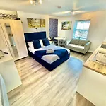 Cozy Downtown Retreat - Central Apartment With Short Walk To Beach