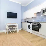 *Town Centre* 2 Bed Luxury Sunny Apartment - 5 Mins To The Beach - Sleeps 5 - In The Heart Of Bournemouth Town Centre