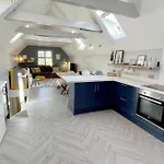 Bournecoast: Beautiful Two Bed Coach House-Hb5458