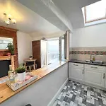Coastline Retreats - Stunning Sea View Apartment, Netflix