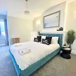 Coastline Retreats - Stunning Sea View Apartment, Netflix