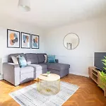 Stunning Sea View 2 Bedroom Sleeps 6- Free Parking
