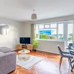 Spacious Sea View 2 Bedroom Sleeps 6-Free Parking