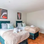 Spacious Sea View 2 Bedroom Sleeps 6-Free Parking