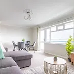 Panoramic Sea View Apartment Sleeps 4-Free Parking