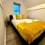 Urban Retreat - Close To Town And Beach