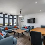 Luxury 3 Bed Apartment- Large Balcony With Seaviews