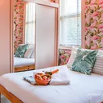 The Blue Bank Suite By Grandeur Property