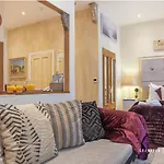 Treetop Suite By Grandeur Property