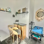 Homely Apartment In The Heart Of Town Centre - Sleeps 6