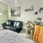 Homely Apartment In The Heart Of Town Centre - Sleeps 6