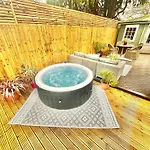 Large Family Home With Hot Tub - Sky Sports - Water Bed - Free Parking