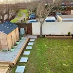 Central, Stylish & Cosy Home With Large Garden & Parking, Bournemouth