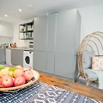 Stylish 2 Bedroom Apt - Parking - 5 Mins Walk To Beach