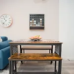 Stylish 2 Bedroom Apt - Parking - 5 Mins Walk To Beach
