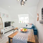 Stylish 2 Bedroom Apt - Parking - 5 Mins Walk To Beach