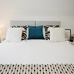 Stylish 2 Bedroom Apt - Parking - 5 Mins Walk To Beach