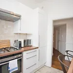Town Centre Large 2 Bedroom Apt - Beach - Parking
