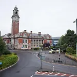 Town Centre Large 2 Bedroom Apt - Beach - Parking