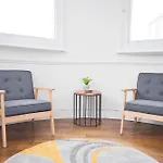 Town Centre Large 2 Bedroom Apt - Beach - Parking