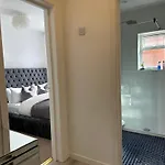 The Smaller New Refurbished Ensuite Room 5Min From Beach Parking In Guest House