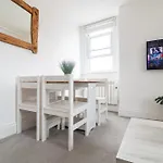 Light Airy 3 Bed Town Cntr Flat 700M To The Beach