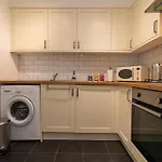 Light And Airy 1 Bedroom Flat 700M From The Beach
