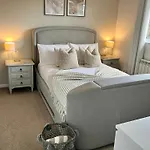 Central, Stylish & Cosy Home With Large Garden & Parking, Bournemouth