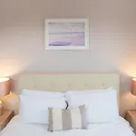 Stunning 2 Bed Seaside Apartment With Sea Views