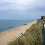 Stunning 2 Bed Seaside Apartment With Sea Views