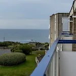 Stunning 2 Bed Seaside Apartment With Sea Views