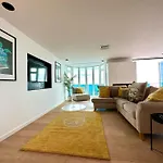 Stunning Panoramic Sea View Beach Location - Sleeps Up To 4 People - Free Parking - The Best Beach! - Great Location - Fast Wifi - Smart Tv - Newly Decorated - Sleeps Up To 4! Close To Bournemouth & Poole Town Centre & Sandbanks