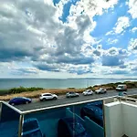 Stunning Panoramic Sea View Beach Location - Sleeps Up To 4 People - Free Parking - The Best Beach! - Great Location - Fast Wifi - Smart Tv - Newly Decorated - Sleeps Up To 4! Close To Bournemouth & Poole Town Centre & Sandbanks