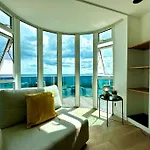 Stunning Panoramic Sea View Beach Location - Sleeps Up To 4 People - Free Parking - The Best Beach! - Great Location - Fast Wifi - Smart Tv - Newly Decorated - Sleeps Up To 4! Close To Bournemouth & Poole Town Centre & Sandbanks
