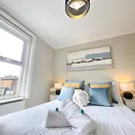 The Capstone Retreat - Beautiful Detached Family Home By Coastline Retreats, Arcade Machine, Parking, Bbq