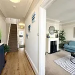The Capstone Retreat - Beautiful Detached Family Home By Coastline Retreats, Arcade Machine, Parking, Bbq