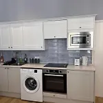 *Town Centre* 2 Bed Luxury Sunny Apartment - 5 Mins To The Beach - Sleeps 5 - In The Heart Of Bournemouth Town Centre