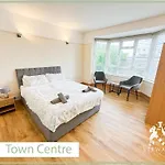 Town Centre Apartment Sleeps 9
