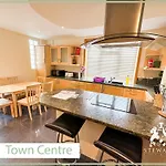 Town Centre Apartment Sleeps 9