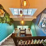 Yellow Lemur Apartment - Lemur Lodge - Short Stroll To The Beach - Free Wifi