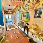 Yellow Lemur Apartment - Lemur Lodge - Short Stroll To The Beach - Free Wifi