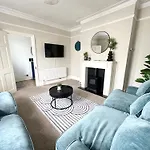 The Capstone Retreat - Beautiful Detached Family Home By Coastline Retreats, Arcade Machine, Parking, Bbq
