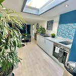 A Hidden Gem With Private Hot Tub And Garden - Netflix - Fast Wifi - Free Parking