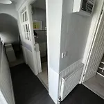 5 Min Walk To The Best Beach! Lovely 3 Bedroom Charming Cottage! - Great Location - Free Parking - Fast Wifi - Smart Tv - Sleeps Up To 6! Close To Bournemouth & Poole Town Centre & Sandbanks
