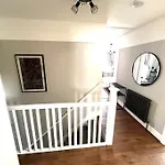 Spacious 3 Bed Apt Sleeps 5 Near Bournemouth Beach