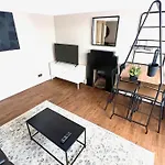 Spacious 3 Bed Apt Sleeps 5 Near Bournemouth Beach